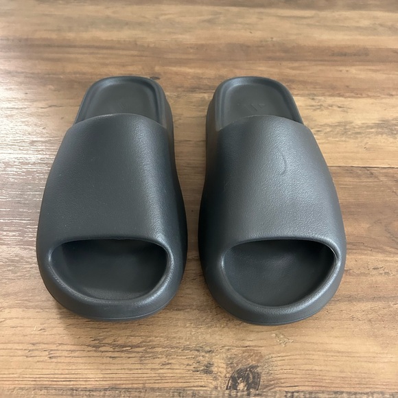 Adidas Yeezy Slides Onxy size 8 - Picture 9 of 13